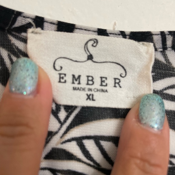 Floral mesh top with ruched pull - Picture 3 of 3